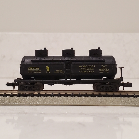 Model Power N Scale 3418 Three (3) Dome Tank Car Hercules Powder 575 - Picture 3 of 8